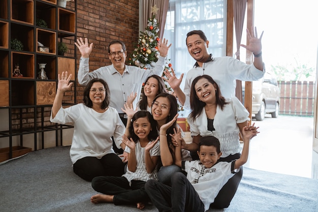 Famille heureuse asiatique célébrant Noël ensemble à la maison