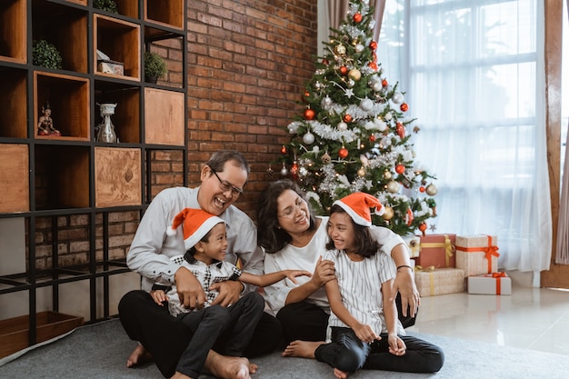 Famille heureuse asiatique célébrant Noël ensemble à la maison