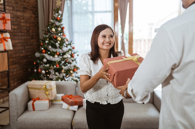 Famille heureuse asiatique célébrant Noël ensemble à la maison