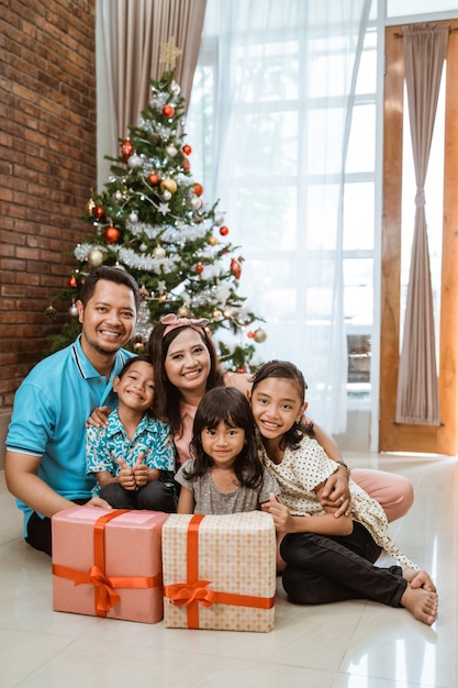 Famille heureuse asiatique célébrant Noël ensemble à la maison