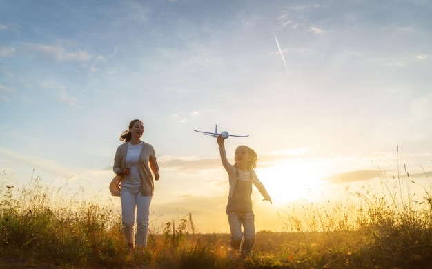 Une famille heureuse au coucher du soleil