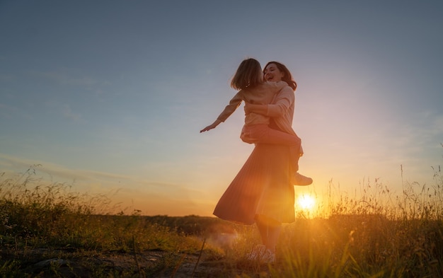 Une famille heureuse au coucher du soleil