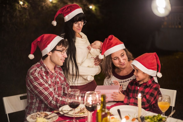 Photo famille heureuse au dîner de noël