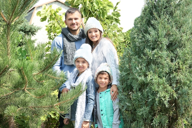 Famille heureuse au marché de l'arbre de Noël