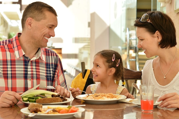 Famille heureuse au petit déjeuner sur la table