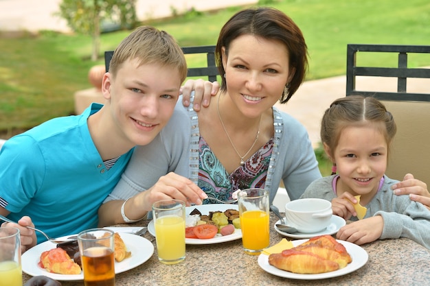 Famille heureuse au petit déjeuner sur la table