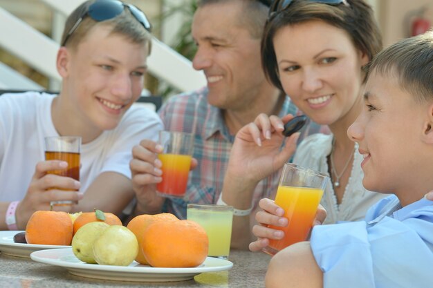 Famille heureuse au petit déjeuner sur la table