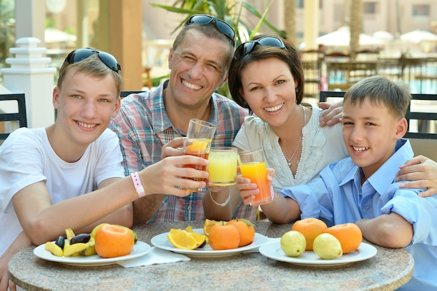 Famille heureuse au petit déjeuner sur la table