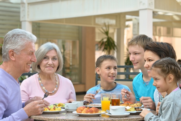 Famille heureuse au petit déjeuner sur tropical resort