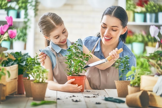 Famille heureuse au printemps