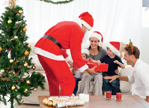 Famille heureuse au soir de Noël à la maison