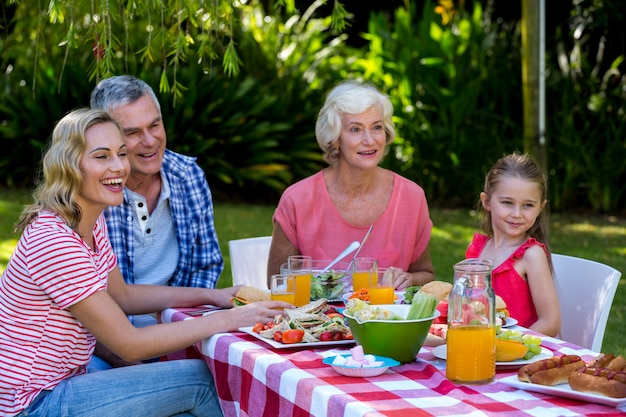 Famille heureuse, avoir, repas, dans, yard