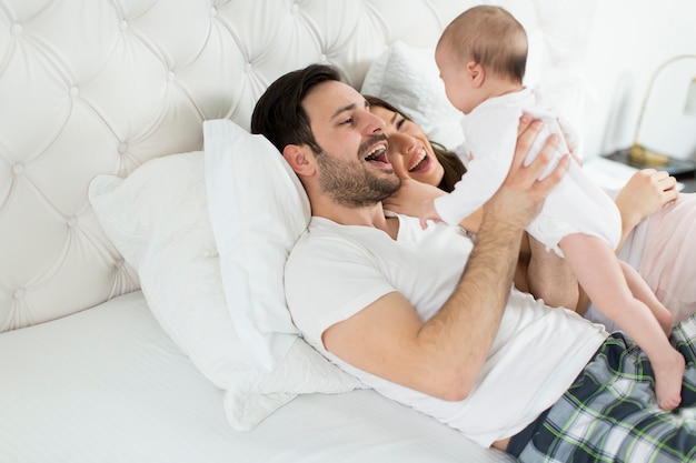 Famille heureuse avec bébé nouveau-né