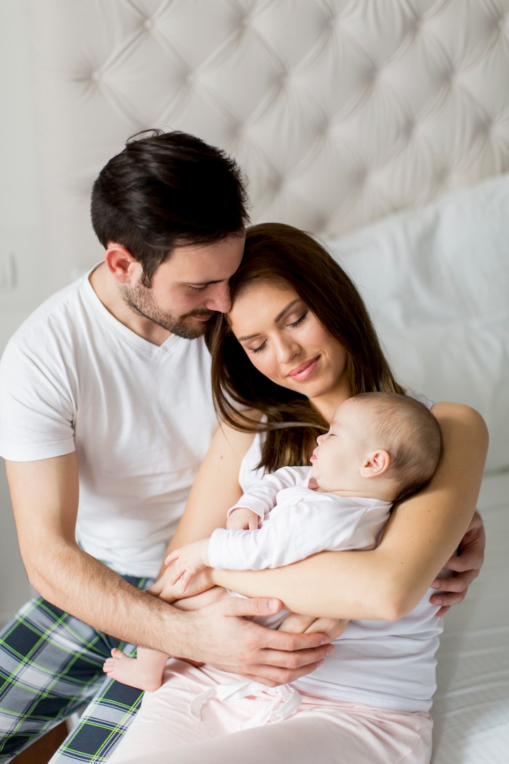Photo famille heureuse avec bébé nouveau-né