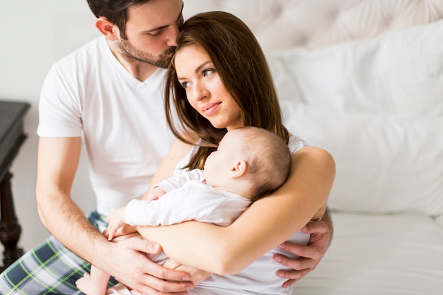 Famille heureuse avec bébé nouveau-né