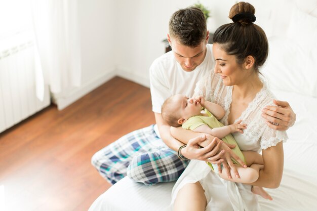 Famille heureuse avec bébé nouveau-né