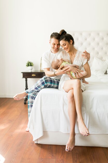 Famille heureuse avec bébé nouveau-né