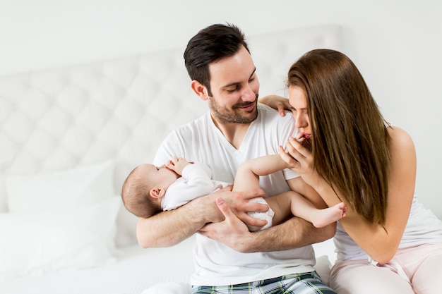 Famille heureuse avec bébé nouveau-né