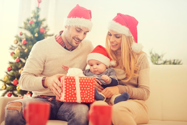 Famille heureuse avec bébé