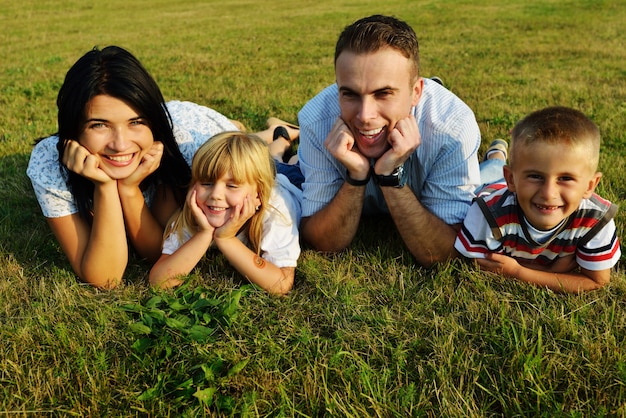 Famille heureuse sur la belle prairie d&#39;été ayant du bon temps