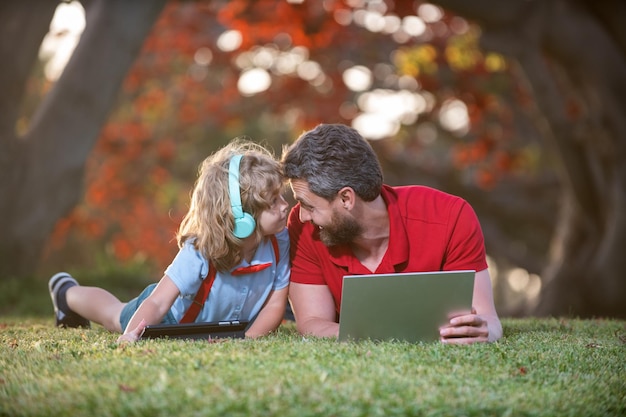 Famille heureuse blogging enfance et parentalité garçon heureux écouter de la musique dans les écouteurs