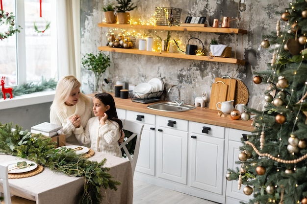 Famille heureuse avec cadeau de Noël