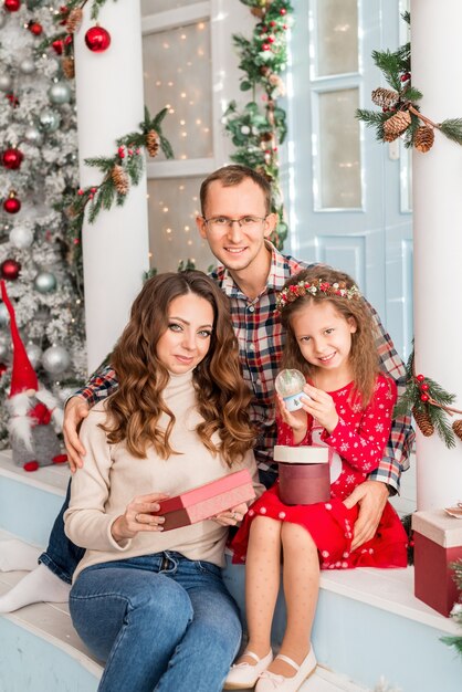 Famille heureuse avec des cadeaux du nouvel an. Portrait de Noël en famille