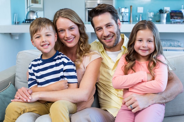 Famille heureuse sur le canapé