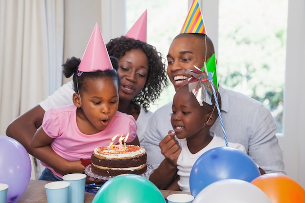 Famille heureuse célébrant un anniversaire ensemble