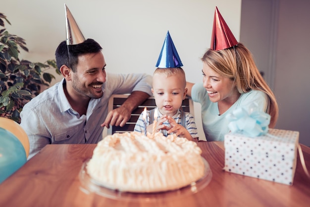 Famille heureuse célébrant un anniversaire à la maison