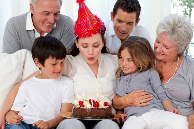 Famille heureuse célébrant l&#39;anniversaire de la mère