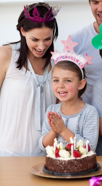 Famille heureuse célébrant un anniversaire