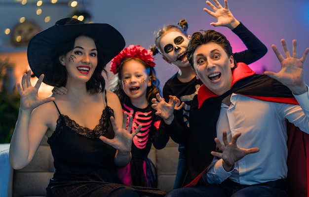 Famille heureuse célébrant Halloween