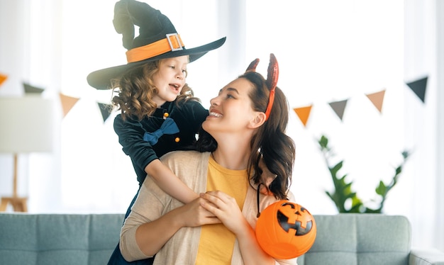 Famille heureuse célébrant Halloween