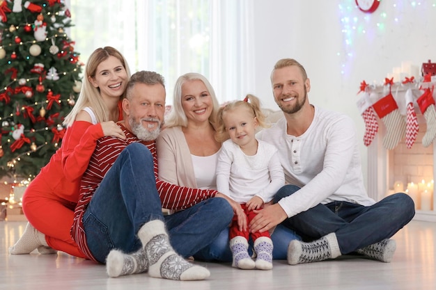 Famille heureuse célébrant Noël à la maison