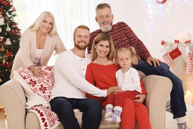 Famille heureuse célébrant Noël à la maison