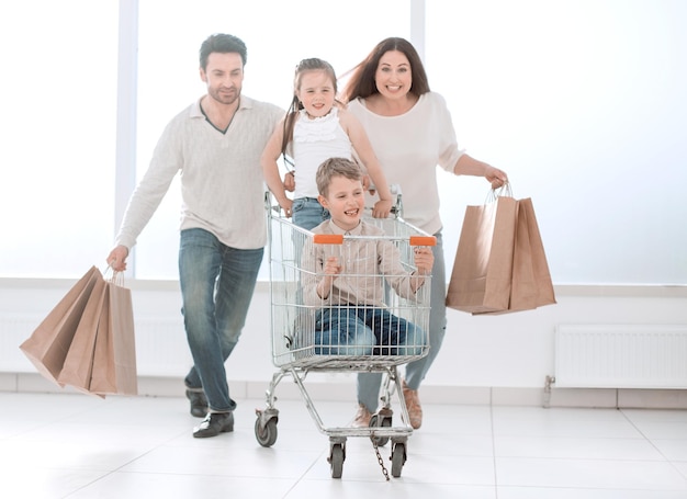 Famille heureuse avec chariot et enfants