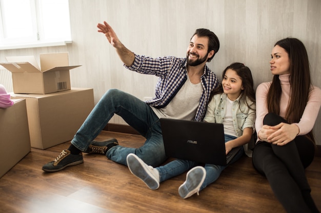 Une famille heureuse cherche quelque part de côté