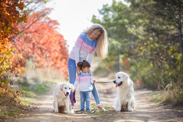 Famille heureuse avec chien à l'extérieur