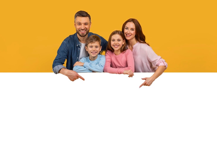 Photo une famille heureuse composée d'un père, d'une mère, d'un fils et d'une fille posent joyeusement pour un portrait.