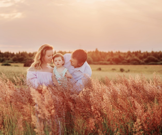 Famille heureuse, à, coucher soleil