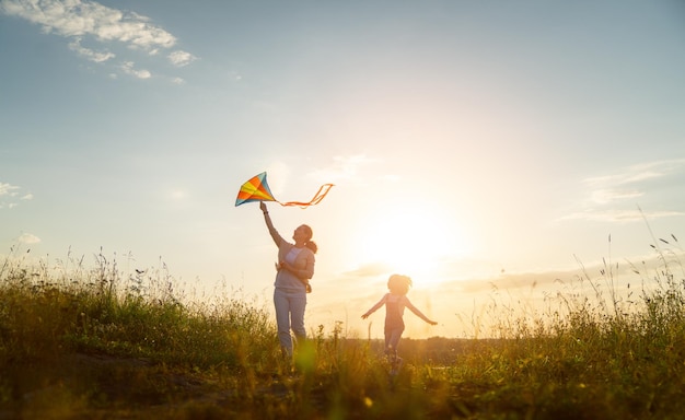 Famille heureuse, à, coucher soleil