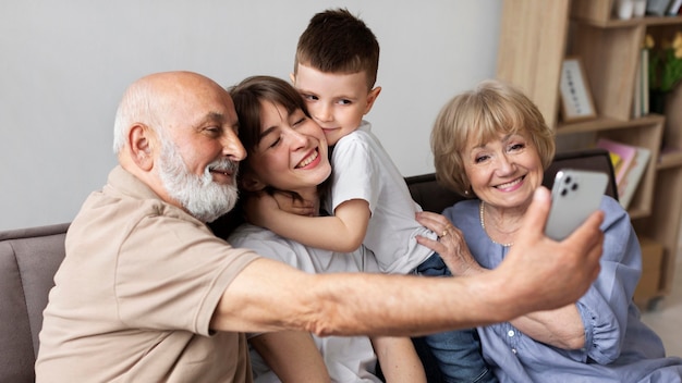 Famille heureuse coup moyen sur canapé