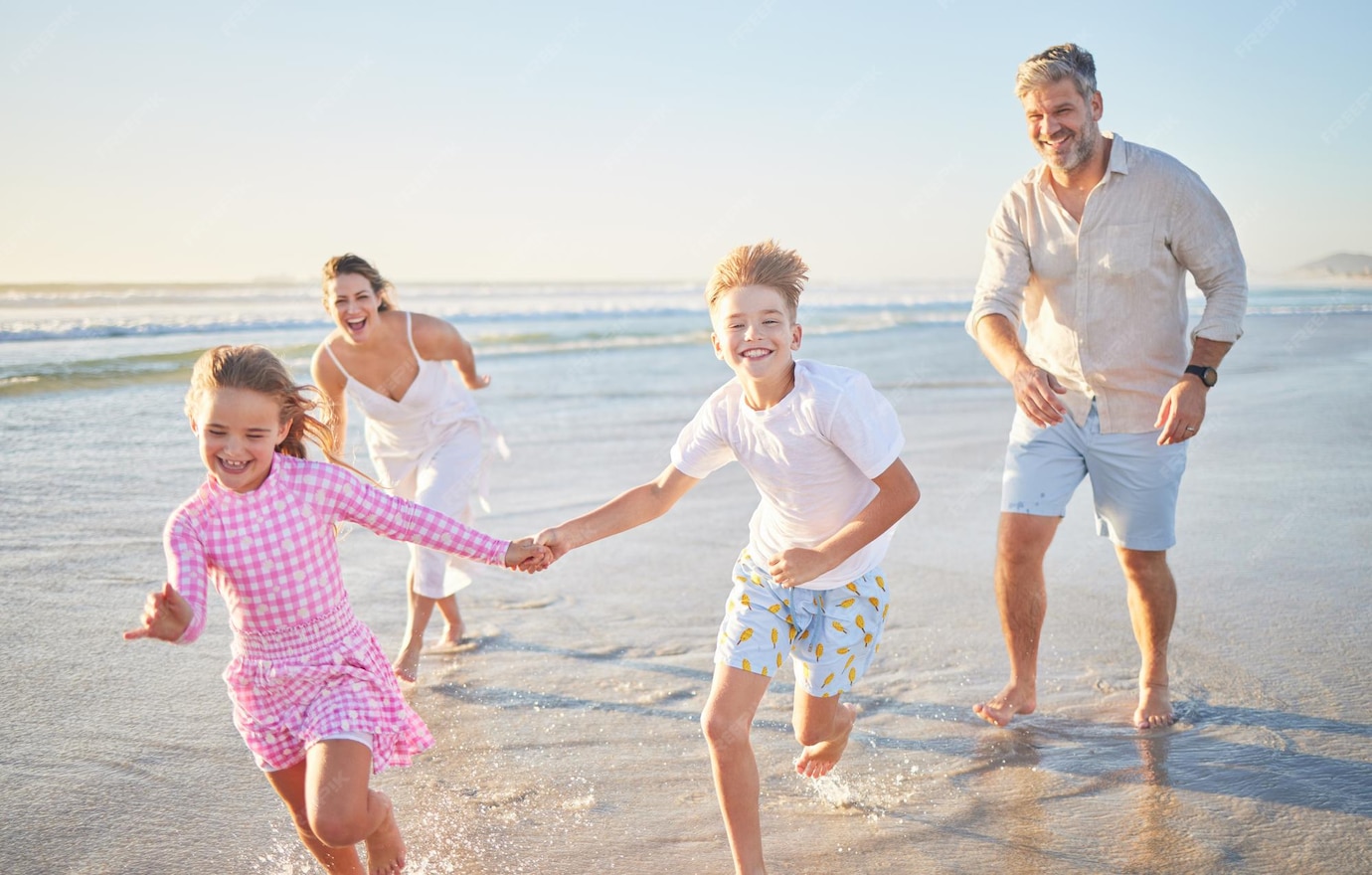Famille Heureuse Courant Sur La Plage Avec Mère Père Et Enfants Se ...