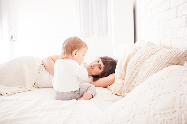 Famille heureuse dans la chambre