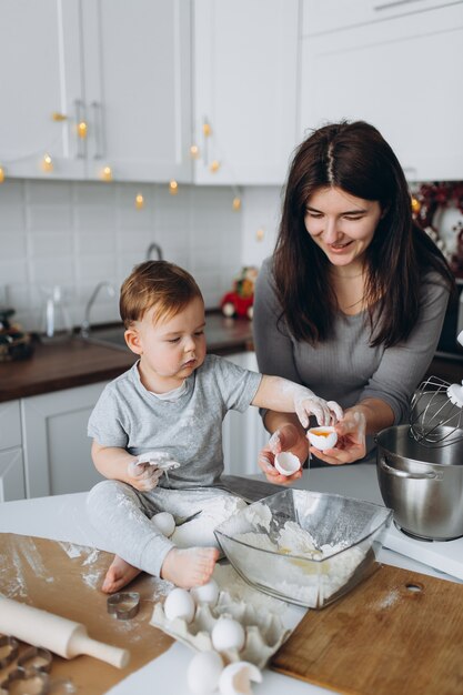 Famille heureuse dans la cuisine. mère et fils, préparer la pâte, faire cuire les cookies