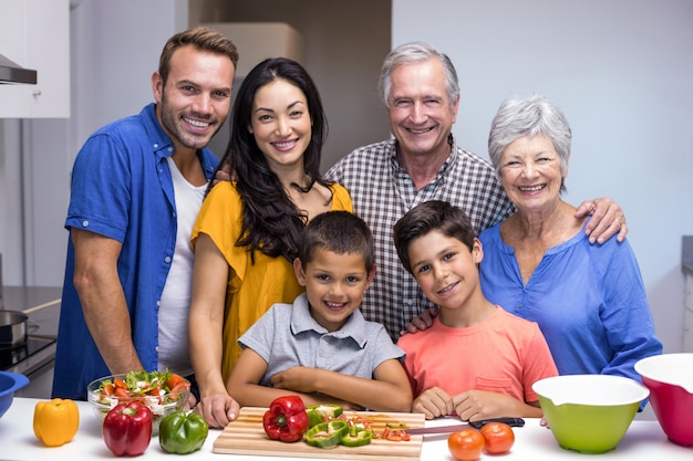 Famille heureuse dans la cuisine