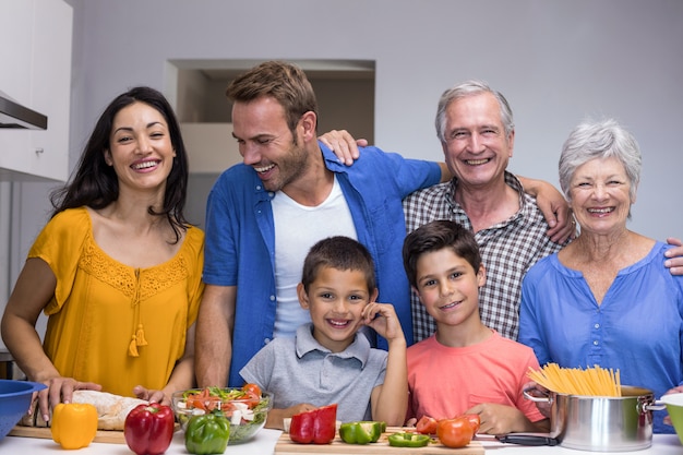 Famille heureuse dans la cuisine