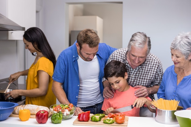 Famille heureuse dans la cuisine