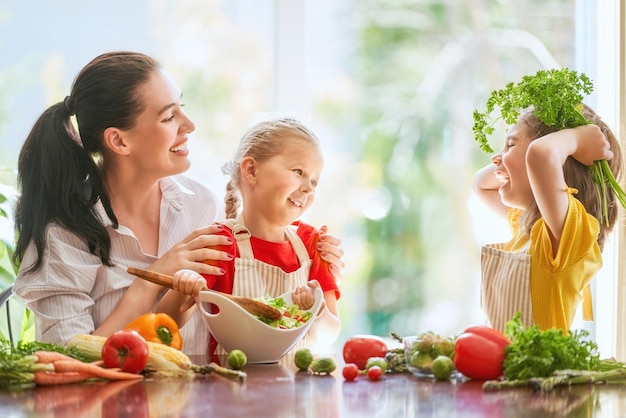 Famille heureuse dans la cuisine.